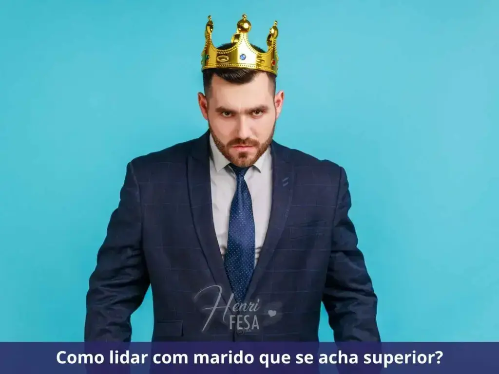 Homem jovem de terno e gravata e uma coroa de ouro na cabeça, com olhar de arrogância.