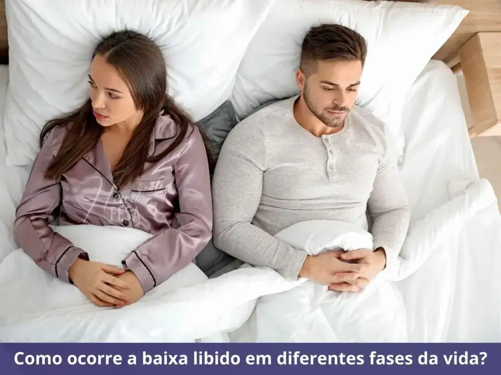 Sintomas de baixa libido feminina afetando o casamento! Casal homem e mulher deitados juntos na cama, ambos com semblante de preocupação!