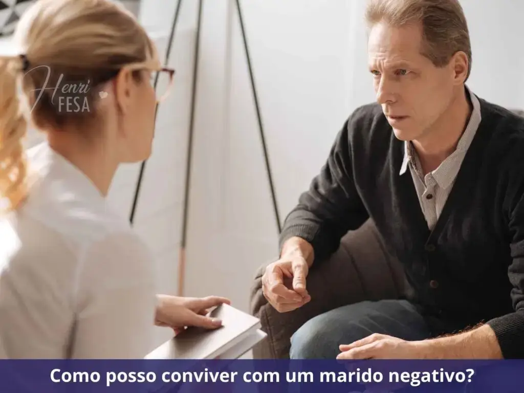 Homem conversando com uma psicóloga que anota tudo o que ele diz, mostrando que esse é um dos caminhos que um marido negativo deve seguir parar mudar seu lado negativo!