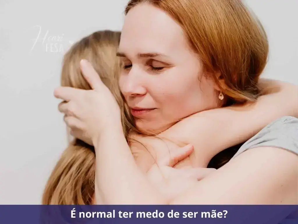 Como lidar com o medo de ter filhos? Mulher abraçada com menina, ambas de olhos fechados!