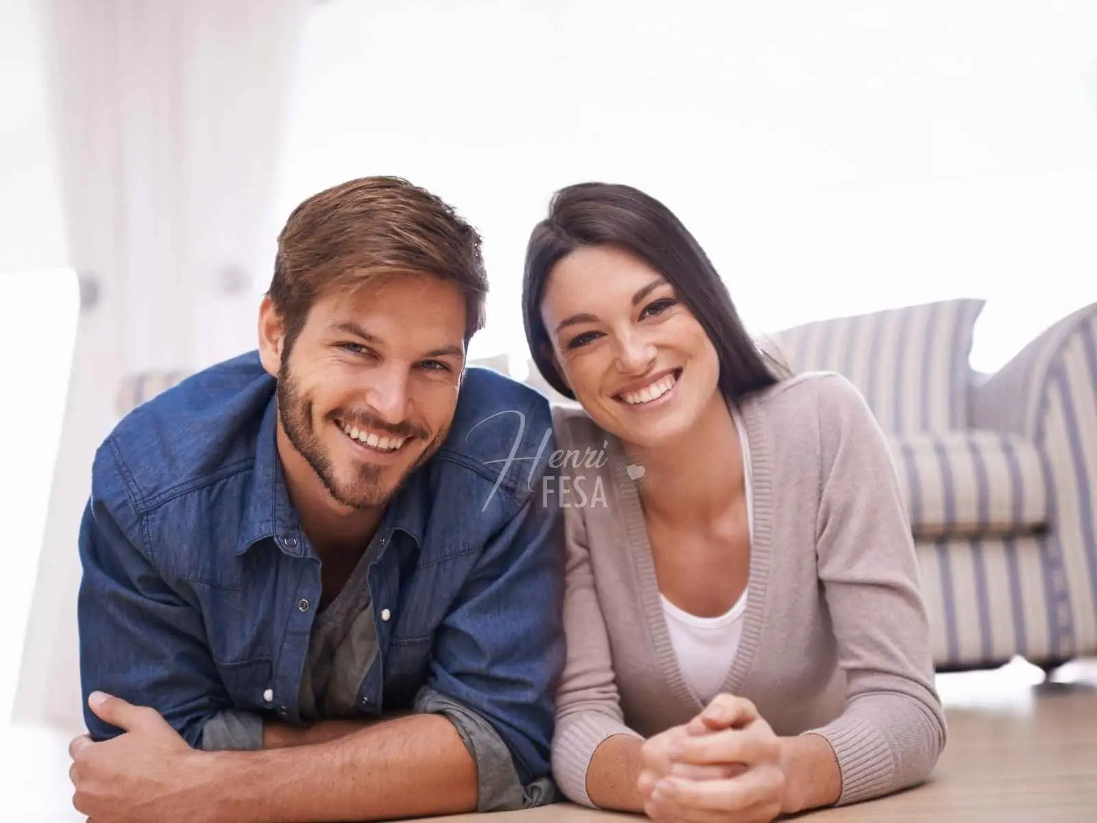 Casal homem e mulher sorridente, mostrando que não existe relacionamento perfeito, e sim relacionamento com muito amor e carinho que tende a funcionar!