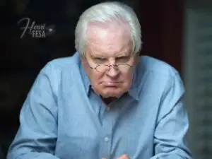 Senhor de idade olhando com semblante de mau-humor, como um marido que reclama de tudo!