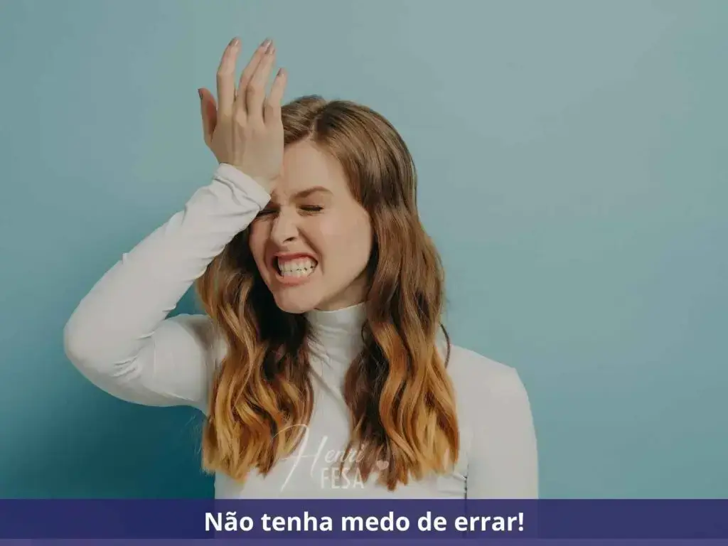 Mulher com a mão na testa e rosto com expressão franzida de que cometeu um erro, típico de quem tem medo de errar no casamento!
