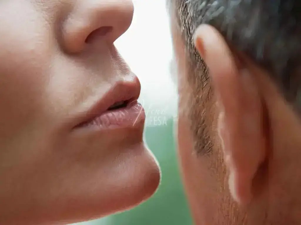 O que é obsessão espiritual? Uma mulher sussurrando palavras no ouvido de um homem dando entender o que é obsessão espiritual acontecendo na prática, uma vez que a mulher representa um espírito desencarnado sugestionando o homem encarnado!