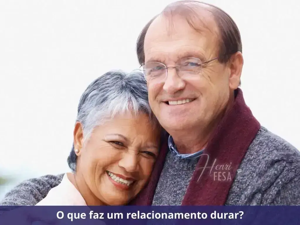 Casal homem e mulher 50+, abraçados e felizes juntos, mostrando que não existe relacionamento perfeito, mas existe amor pra toda a vida se souber amar e ser amado!