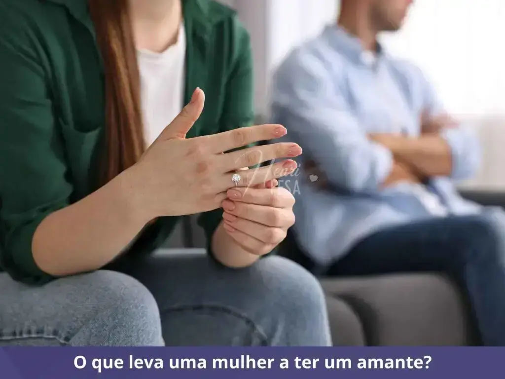 Mulher sentada mexendo em um anel de compromisso em sua mão, mais ao fundo, homem sentado de braços cruzados em tom de descontentamento!