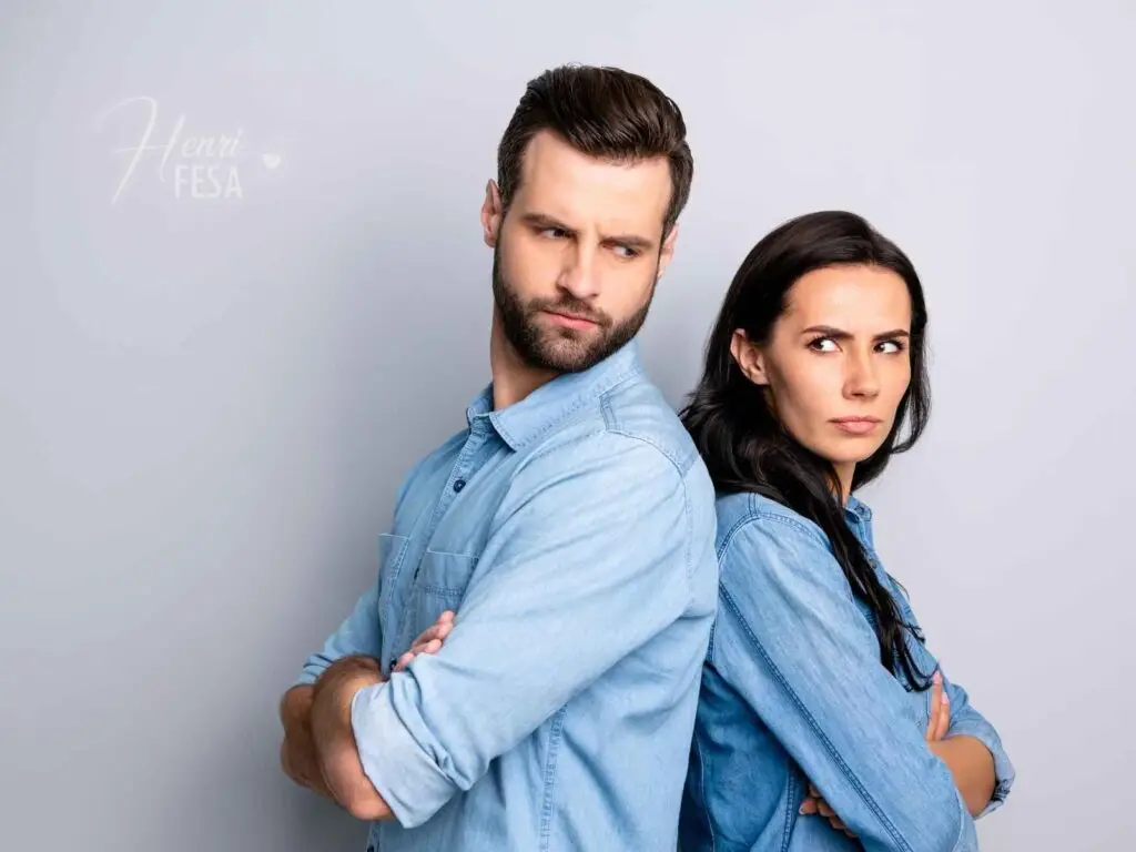 O ódio e amor no casamento se misturam? Casal de costas um para o outro, ambos de braços cruzados e com semblante de raiva, ilustrando que o ódio e amor no casamento estão mais próximos de forma oposta do que se imagina!