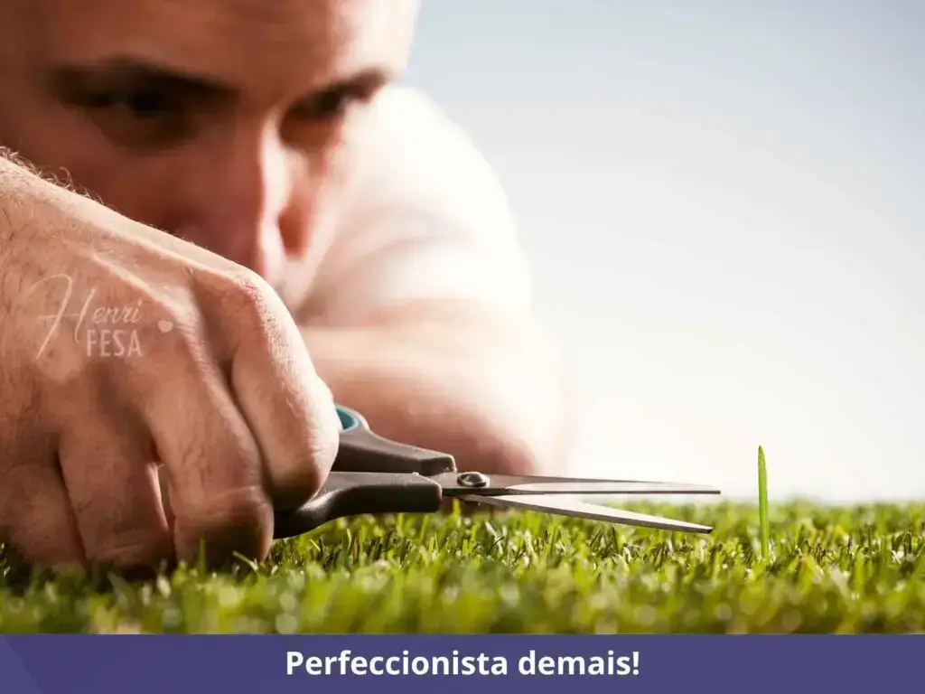 Meu marido reclama de tudo: o problema sou eu? Homem cortando com uma tesourinha uma única grama que está alta em um grande campo de grama perfeitamente aparada!