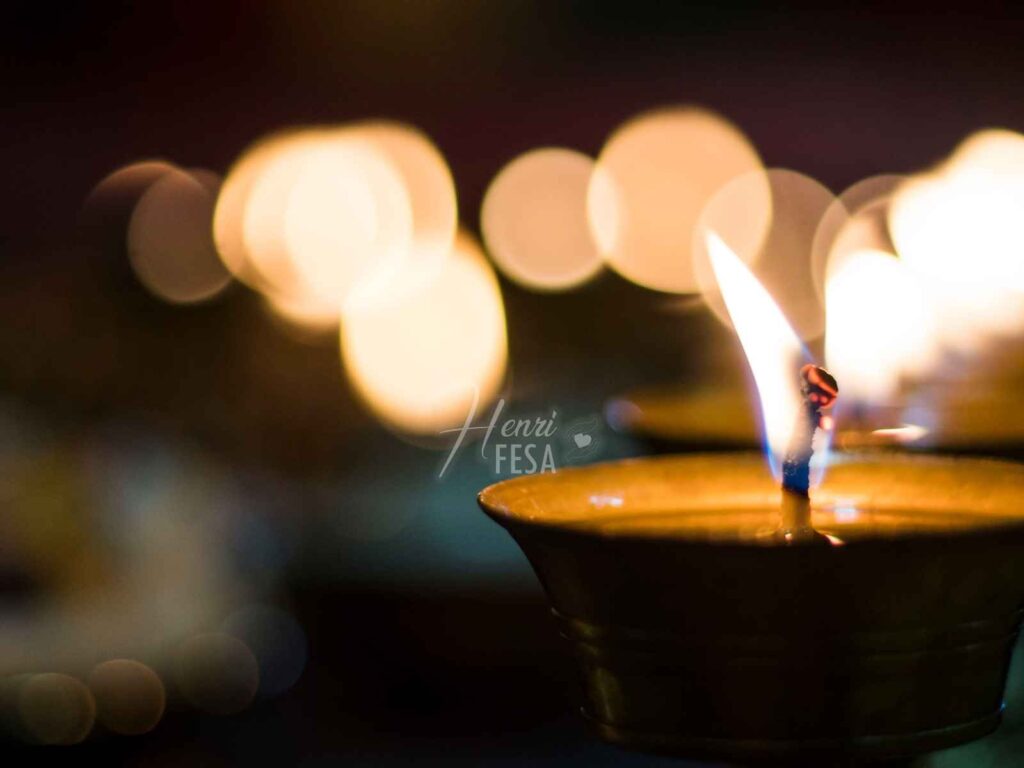 Atitudes que bloqueiam seu Trabalho Espiritual e você nem percebe Imagem simbólica de uma vela acesa mostrando que a falta de fé é uma das atitudes que bloqueiam seu trabalho espiritual!
