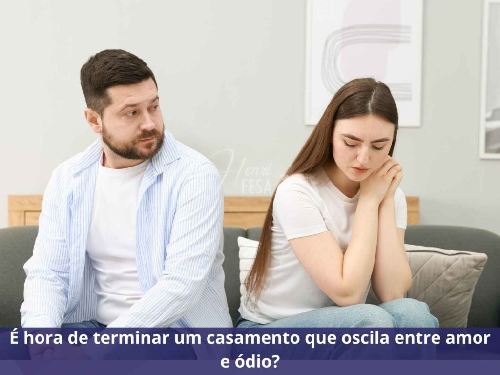 Por que homens e mulheres lidam com raiva de formas diferentes? Casal homem e mulher sentados no sofá, ambos um do lado do outro com semblante de descontentamento, sendo que homens e mulheres lidam com raiva de formas diferentes, porém também semelhantes!