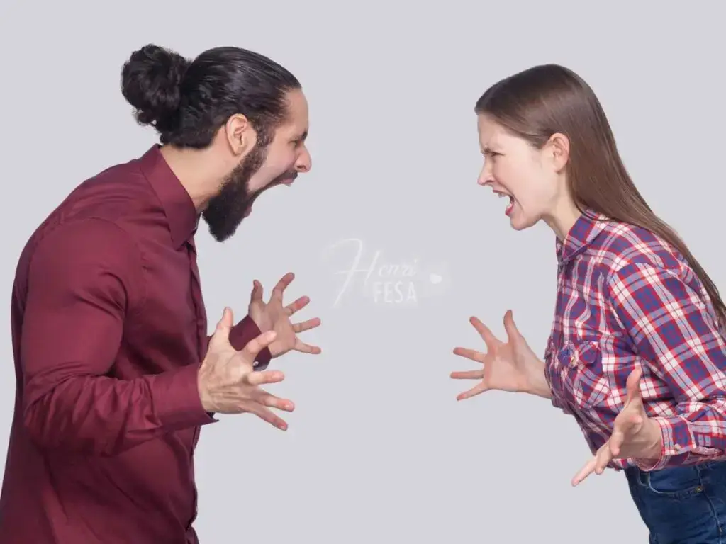 Por que homens e mulheres lidam com raiva de formas diferentes? Homem e mulher gritando um com o outros expressando a raiva que sentem!
