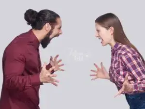 Homem e mulher gritando um com o outros expressando a raiva que sentem!