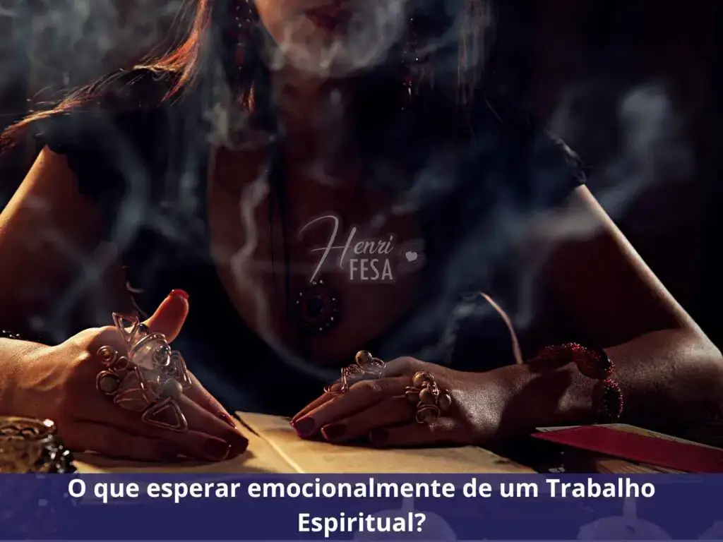 O que é trabalho mediúnico? Imagem ilustrativa de um Médium sentado em frente a mesa com defumação, colares e cartas!