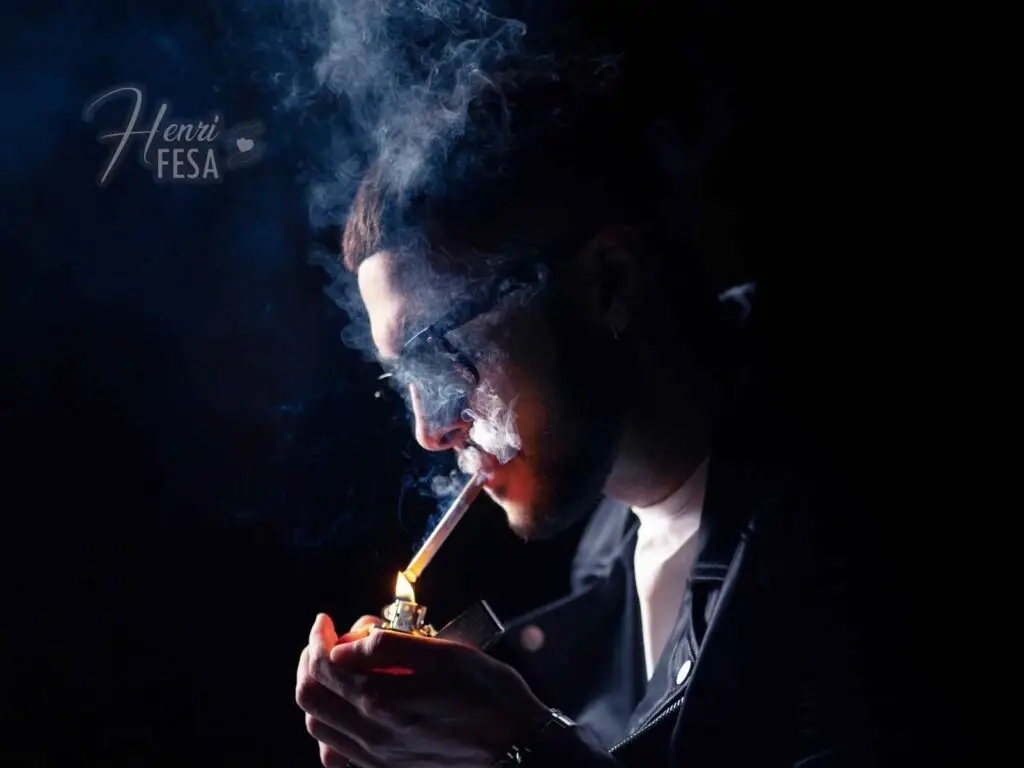 O que são vícios e como afetam o casamento? Um homem fumando um cigarro ilícito ilustrando a atitude dos vícios e como afetam o casamento!