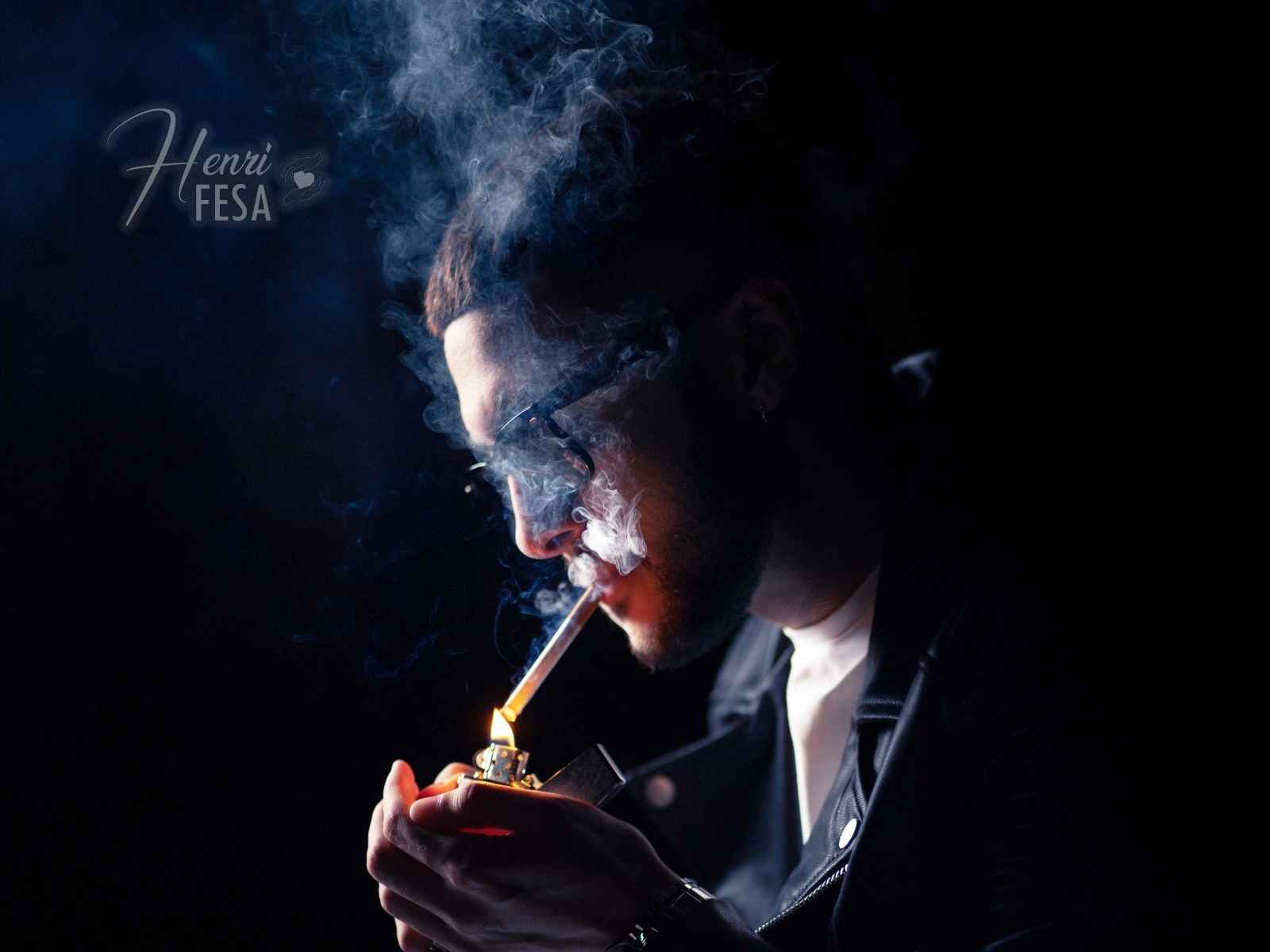 Um homem fumando um cigarro ilícito ilustrando a atitude dos vícios e como afetam o casamento!